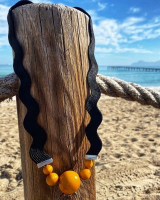 Throwback Friday! 😁 Tyhle náhrdelníky “na vlnce” jsem vyráběla asi 5 let zpět 😮 A dnes mi o něj napsala zákaznice na...